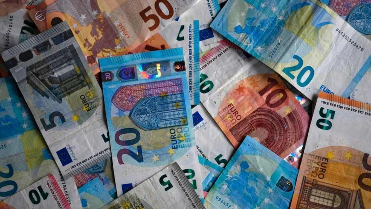 سعر اليورو في مصر يشهد تراجعًا طفيفًا اليوم الثلاثاء